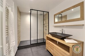 Shower, towels