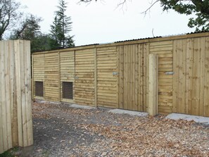 Property grounds - Springfield Court - Lakeside (Peterston-Super-Ely, Cardiff)