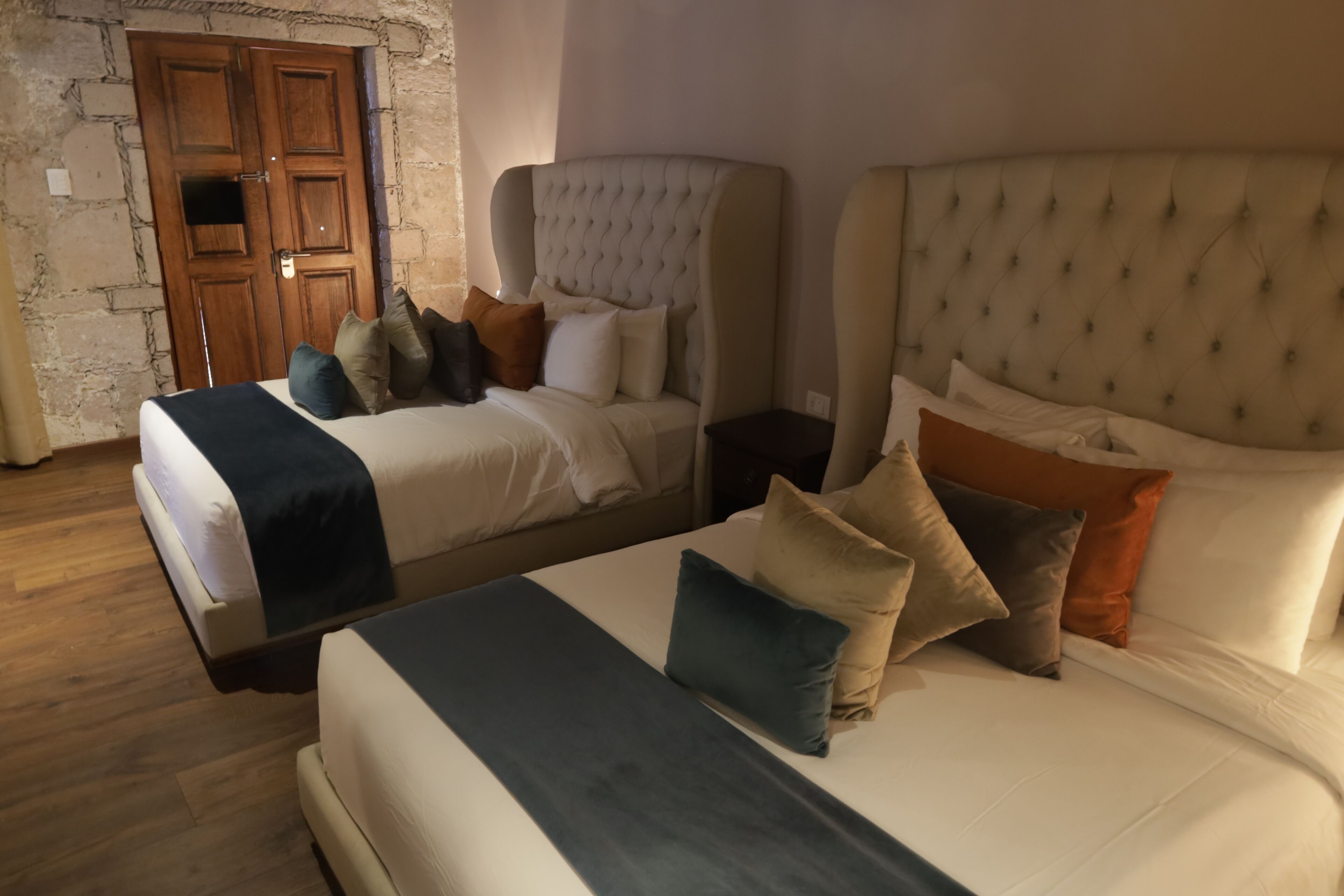 客室ごとに異なる装飾、客室ごとに異なるインテリア、デスク、ノートパソコン用作業スペース