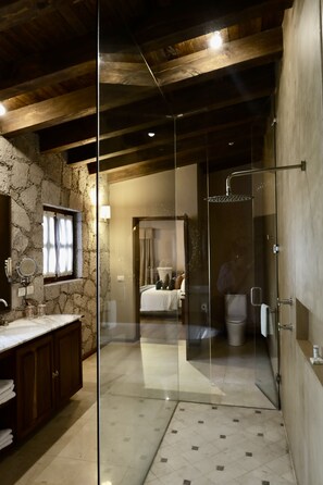Combined shower/bathtub, rainfall showerhead, towels - Hotel Morelia Boutique Villa Italia (Morelia)