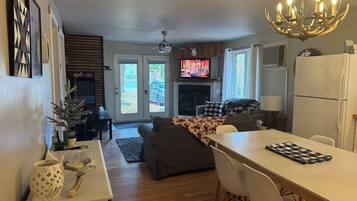 TV connectée, cheminée, jeux vidéo