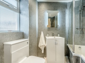 A modern bathroom with a shower, toilet, and sink. - 1 bedroom accommodation in Pittenweem (Pittenweem)