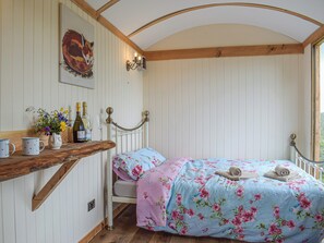 1 bedroom, bed sheets - The Shearers Hut-UK39774 (Trefeglws)