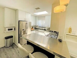 Microwave, oven, dishwasher, cookware/dishes/utensils - Miami Treehouse Villa (Miami)