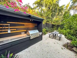 Outdoor dining - Miami Treehouse Villa (Miami)