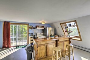 Réfrigérateur, micro-ondes, plaque de cuisson, cafetière/bouilloire