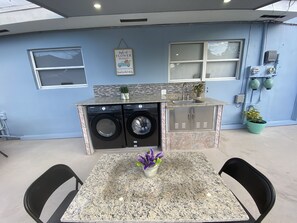 Outdoor dining - Relax 521 in the heart of Miami! (Miami)