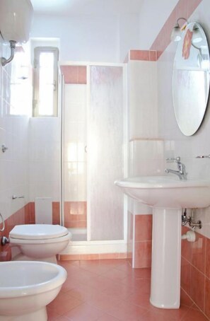 Combined shower/tub