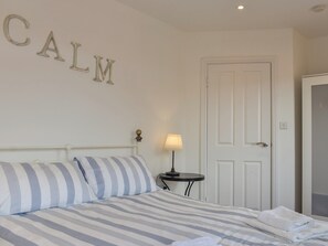 1 bedroom, bed sheets - Conveniently located cottage in the historic town of Whitby. (Whitby)