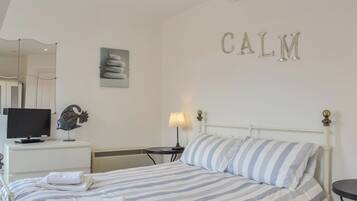 1 bedroom, bed sheets