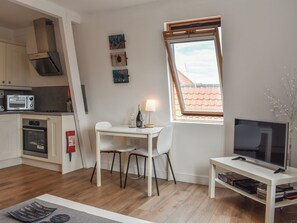 Private kitchen - Conveniently located cottage in the historic town of Whitby. (Whitby)