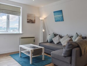 TV - Conveniently located cottage in the historic town of Whitby. (Whitby)
