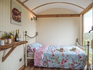 1 bedroom, bed sheets - The Cider Pressers Hut-UK39773 (Trefeglws)