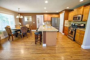 ثلاجة، ميكروويف، فرن، موقد طهي مسطح