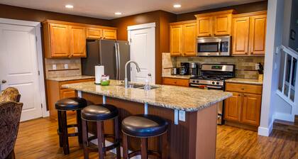 Haven House: Hot Tub, Walking Trails, Private Office