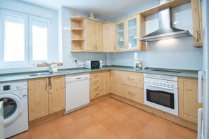 Micro-ondes, four, plaque de cuisson, lave-vaisselle