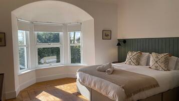 10 Schlafzimmer, Schreibtisch, BĂŒgeleisen/BĂŒgelbrett, Reisekinderbett