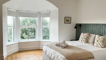 10 Schlafzimmer, Schreibtisch, Bügeleisen/Bügelbrett, Reisekinderbett