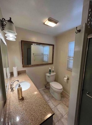 Dusj, hårføner, håndklær og såpe