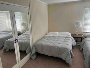 2 soverom, skrivebord, strykejern/-brett og wi-fi (inkludert)