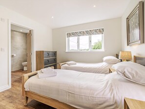 3 bedrooms, free WiFi, bed sheets - 3 bedroom accommodation in Neatishead (Neatishead)