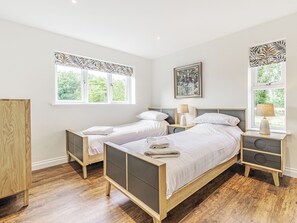 3 bedrooms, free WiFi, bed sheets - 3 bedroom accommodation in Neatishead (Neatishead)
