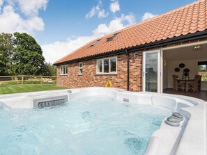 Outdoor dining - 3 bedroom accommodation in Neatishead (Neatishead)