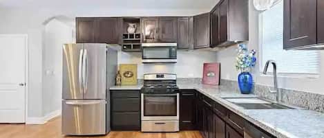 Frigorifero, microonde, forno, piano cottura