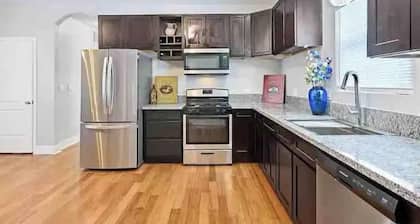 Cheerful 4 bedroom smart home w/ indoor fireplace