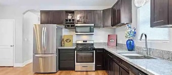 Cheerful 4 bedroom smart home w/ indoor fireplace