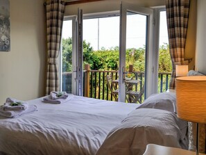 4 bedrooms, free WiFi, bed sheets