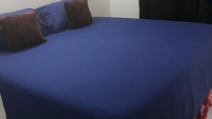 A room with a bed, a wall-mounted air conditioner, a curtain, and a light fixture. - Cozy vacation apartment in Kingston (Kingston)
