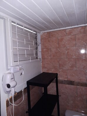 Shower, hair dryer, towels, soap - Cozy vacation apartment in Kingston (Kingston)