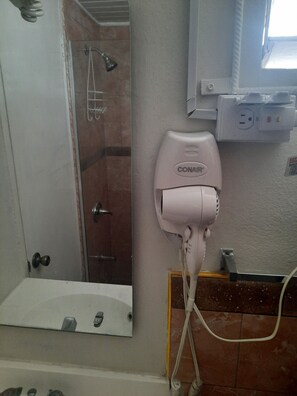 Shower, hair dryer, towels, soap - Cozy vacation apartment in Kingston (Kingston)