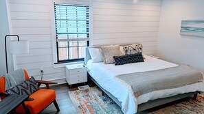 4 bedrooms, iron/ironing board, free WiFi, bed sheets - Southern Stunner - 4 bedroom house close to Downtown and Beach (Charleston)