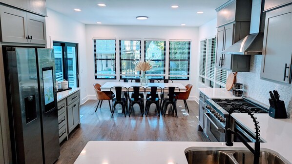 Fridge, microwave, oven, stovetop - Southern Stunner - 4 bedroom house close to Downtown and Beach (Charleston)