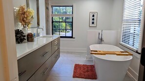 Tina con regadera, secadora de cabello, toallas 