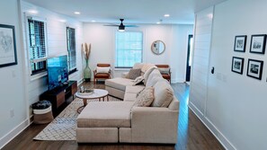 Smart TV, Netflix, Hulu, streaming services - Southern Stunner - 4 bedroom house close to Downtown and Beach (Charleston)