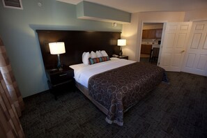 2 bedrooms, laptop workspace, free WiFi, bed sheets - Atlanta Suite with Free Shuttle| Pool Access (Atlanta)