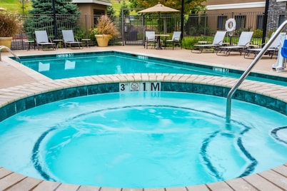 Pool & Hot Tub. Near Centerpoint Medical Center!