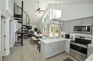 Fridge, microwave, oven, stovetop - A gorgeous home, 5BR|2BT, perfect for your family! (Tobyhanna)