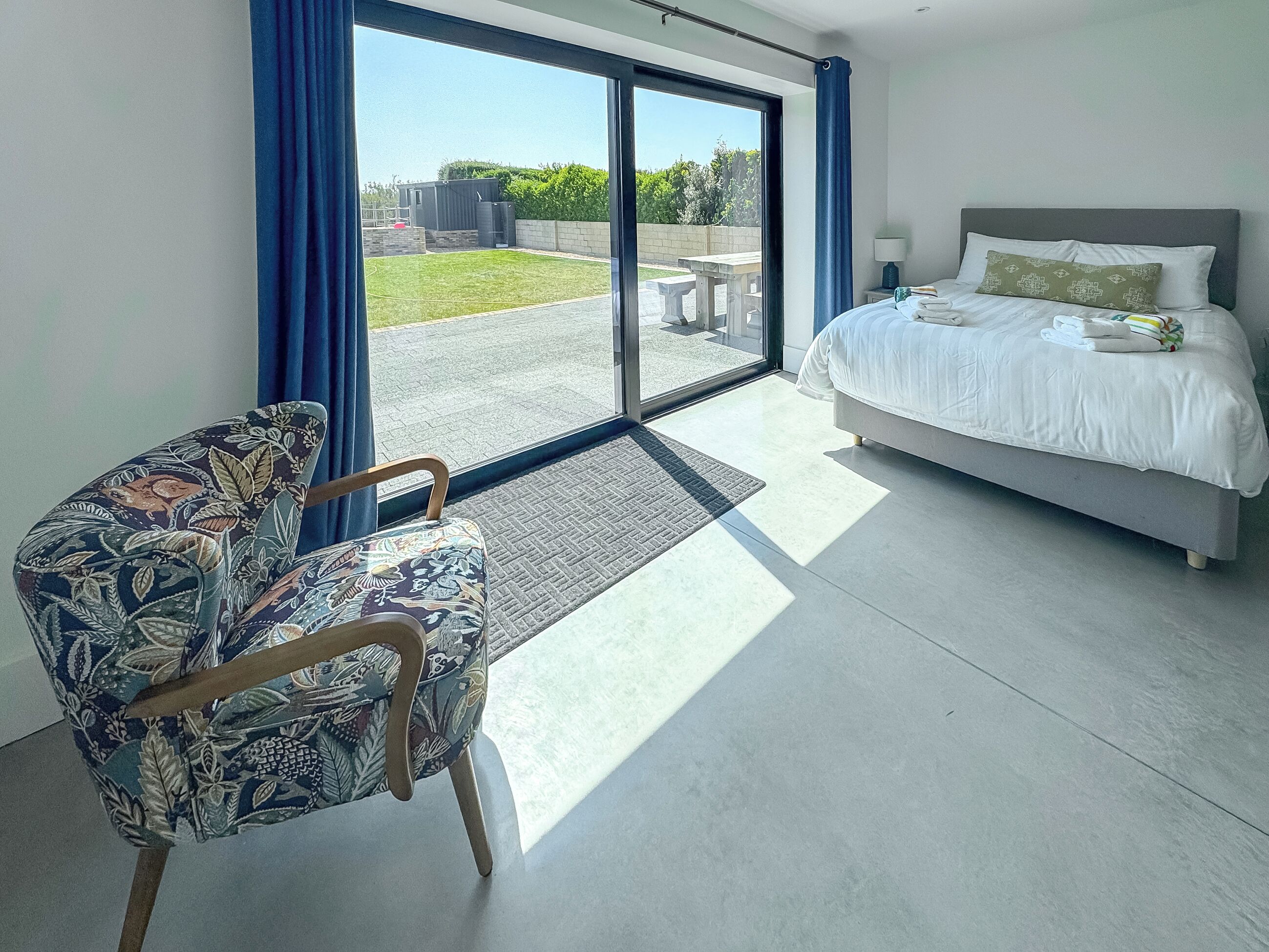6 bedrooms, free WiFi, bed sheets, wheelchair access