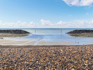 A beach with pebbles, a clear sky, and calm water. - 6 bedroom accommodation in Elmer (Elmer)