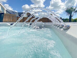 Outdoor spa tub - 6 bedroom accommodation in Elmer (Elmer)
