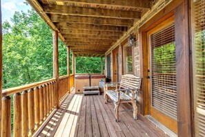 Terrace/patio - Mountain Views & Game Room|Hot Tub & Autumn Colors (Sevierville)