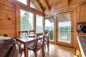 Dining - Mountain Views & Game Room|Hot Tub & Autumn Colors (Sevierville)