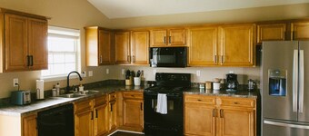 "The Kearney" BRIGHT MODERN STAY w/ Yard - 3BR