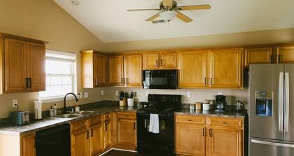 "The Kearney" BRIGHT MODERN STAY w/ Yard - 3BR