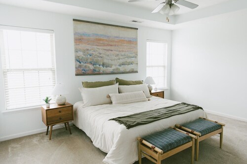 "The Kearney" BRIGHT MODERN STAY w/ Yard - 3BR