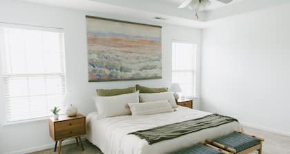 "The Kearney" BRIGHT MODERN STAY w/ Yard - 3BR